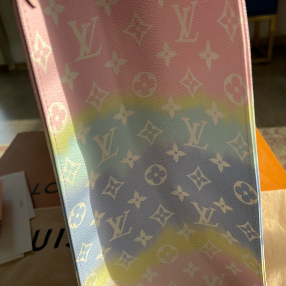 Louis Vuitton OnTheGo GM Monogram Escale Pastel - Picture 11 of 15